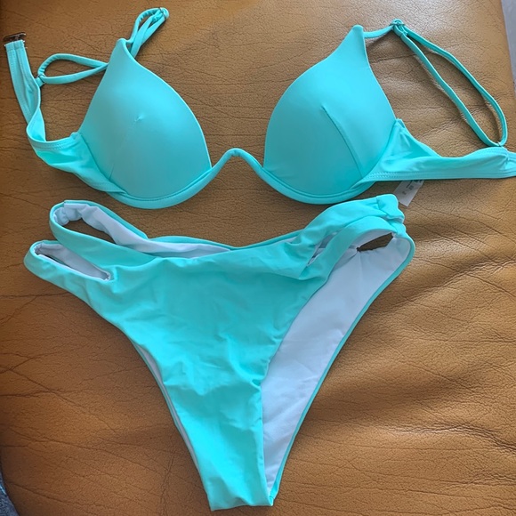 Bikinis - Picture 5 of 16